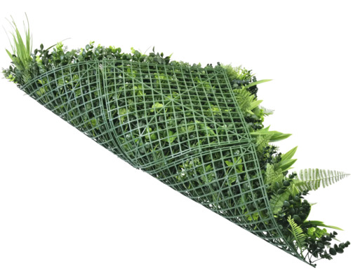 Konstgjord växtvägg med olika gröna blad och ett plastgaller