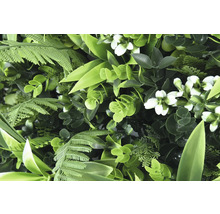 Konstgjord växtvägg med ormbunkar, eukalyptus och blommor för ett realistiskt utseende