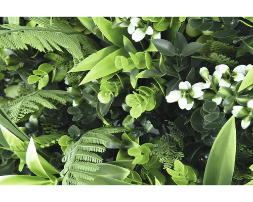 Konstgjord växtvägg med ormbunkar, eukalyptus och blommor för ett realistiskt utseende