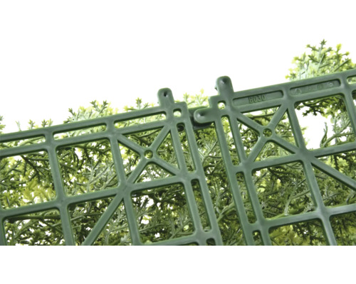 Detaljbild av en konstgjord häck med klicksystem.