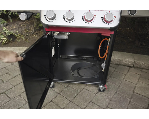 Gasgrill med öppen dörr och gasflaska inuti