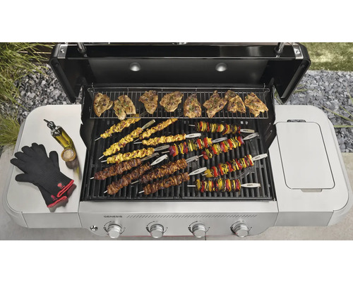 Weber Genesis gasolgrill med grillad mat, grillhandskar och oljeflaska