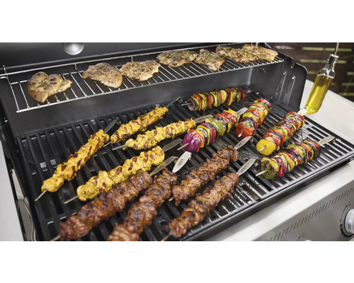 Grill med köttspett och grönsaker på grillgallret