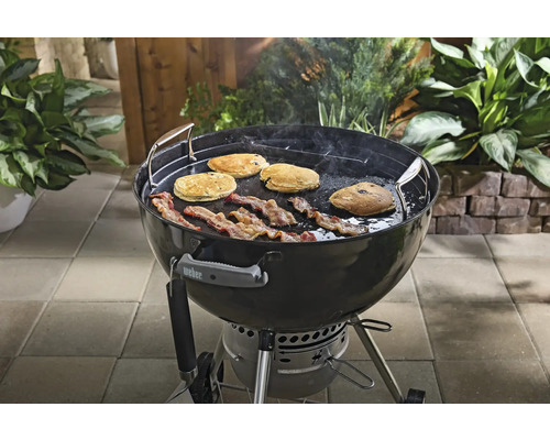 Grill med bacon och pannkakor tillagade på en grillplatta