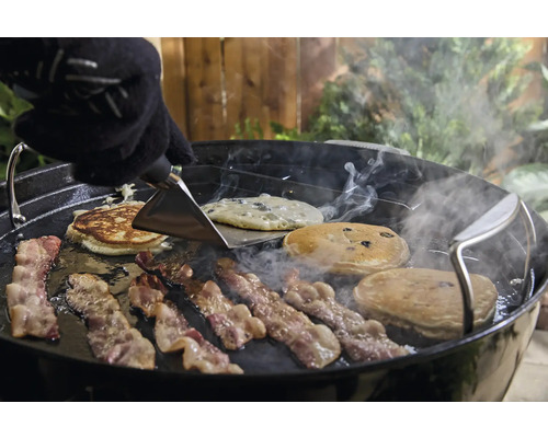 Pannkakor och bacon tillagade på en stekplatta