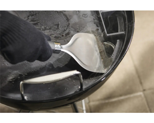 Rengöring av en grill med en ångtvätt