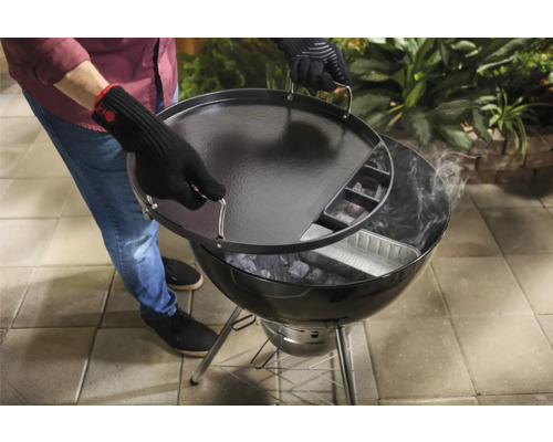 Grill med lock, kol och person med grillhandskar