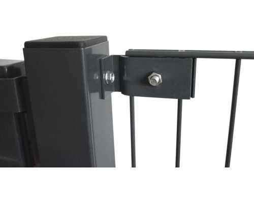 Detaljvy av en staketstolpe med fästen och skruvar.