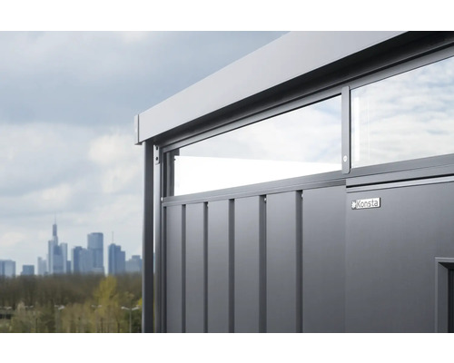 Detaljvy av ett trädgårdsskjul med fönster och Konsta-logotyp