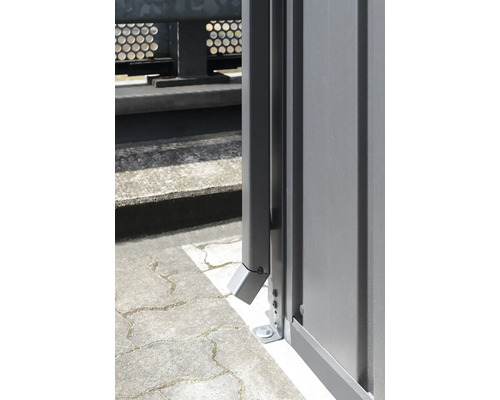 Detaljvy av en grå stuprör på en byggnad