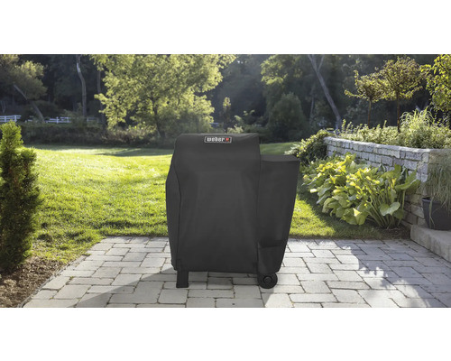 Weber Logo på ett grillöverdrag utomhus