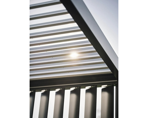 Detaljvy av ett terrassöverdrag med lameller och solljus