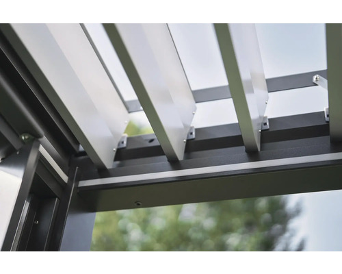 Detaljvy av ett terrasstak med lameller