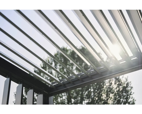 Detaljvy av en lamellpergola i aluminium med justerbara lameller