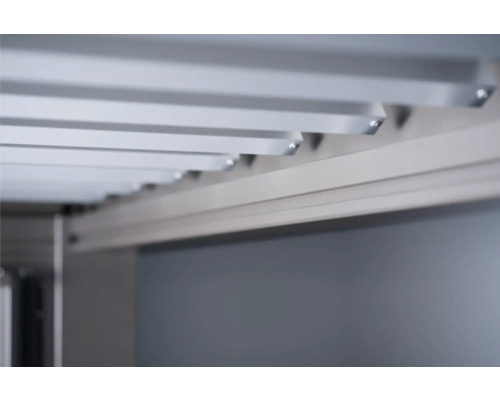 Detaljvy av aluminiumlamellerna på en underkonstruktion