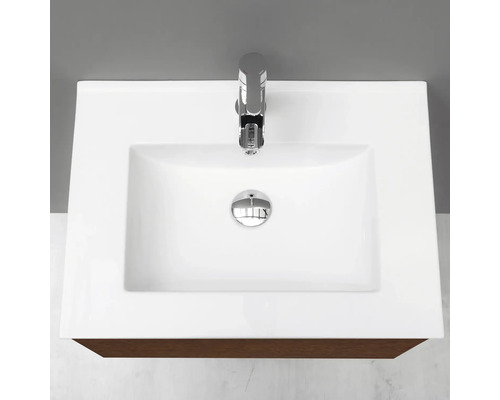 Vy från ovan av ett tvättställ med blandare och bottenventil