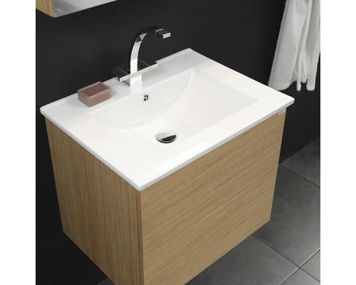 Tvättställskombination med vitt handfat och trädekor