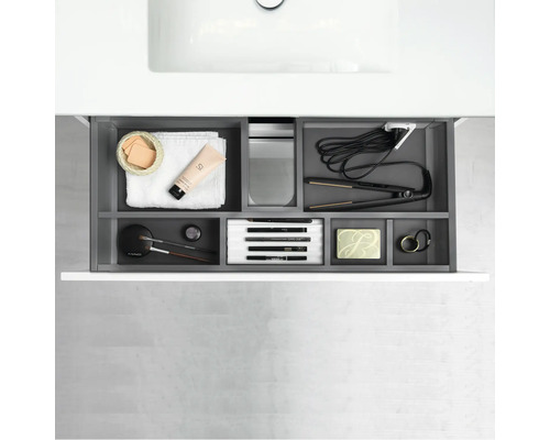 Öppen badrumslåda med kosmetiska produkter och badrumsartiklar