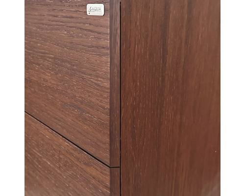 Detaljbild av ett badrumsmöbel med trästruktur och Aqua-logotyp