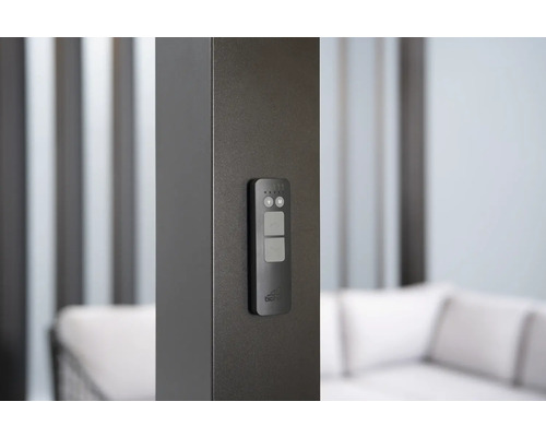 Detaljvy av ett Biossun terrasstak med fjärrkontroll