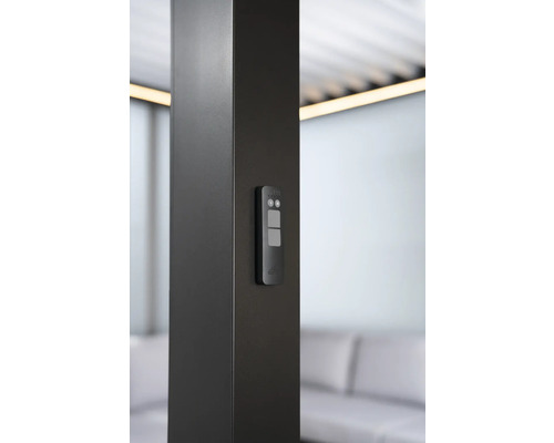 Detaljbild av en pergolapelare med monterad fjärrkontroll