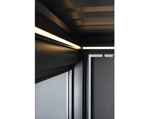 Detaljbild av ett lusthus med belysning och dörr