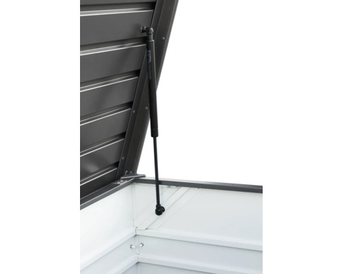 Detaljvy av ett öppet redskapsbod med gasfjäder