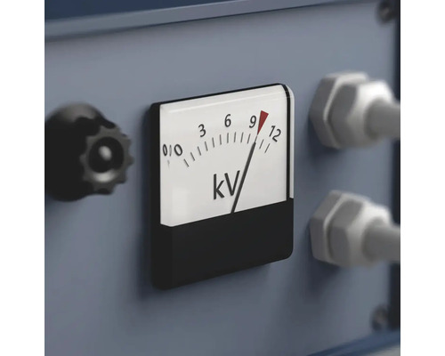 Detaljvy av en voltmeter i kilovolt med vridknapp och kabelanslutningar