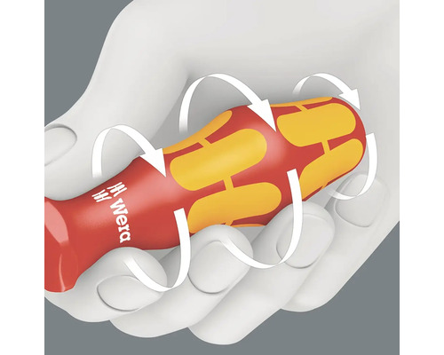 En hand håller en Wera-skruvmejsel med ett handtag med ergonomiska egenskaper, markerade med pilar.