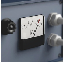 Detaljvy av en voltmeter för mätning av kilovolt