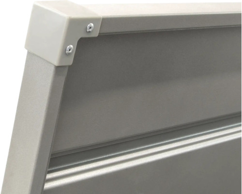 Detaljvy av en avspärrningsstolpe med hörnanslutning och skruvar