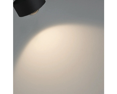 Taklampa lyser upp en vägg