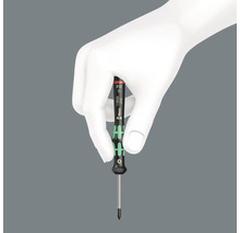 Skruvmejsel med Phillips-huvud i en hand