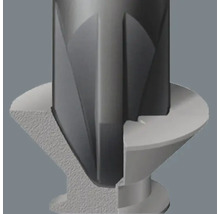 Detaljvy av en borr i bruk som tränger in i ett arbetsstycke