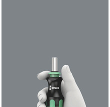 Skruvmejsel med Wera-logotyp med kort skaft i handen