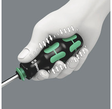 Hand som håller en skruvmejsel för att demonstrera det ergonomiska greppet