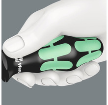 En hand håller en skruvmejsel av märket Wera.