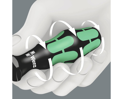 Bild av en skruvmejsel med ergonomiskt handtag från Wera, hållen i en hand, med vita pilar som betonar handtagets form.