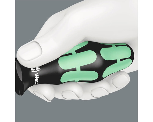En hand håller en Wera skruvmejsel med ett ergonomiskt handtag.