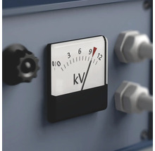 Detaljvy av en voltmeter med analog visning i kilovolt