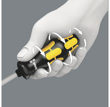 En hand håller en skruvmejsel av märket Wera och visar hur handtaget roterar.