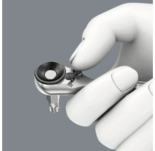 En hand håller en Wera spärrnyckel för bits