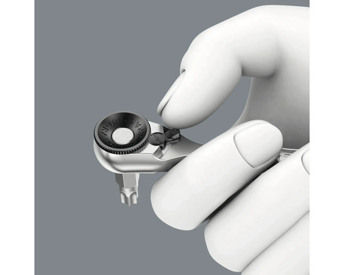 En hand håller en Wera spärrnyckel för bits