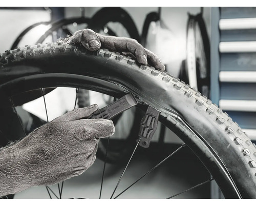 Närbild av ett cykeldäck som monteras med däckjärn