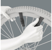 Däckjärn för cyklar som används på ett cykeldäck