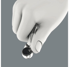 En hand håller en spärrnyckel.