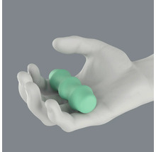 Hand håller massagerulle