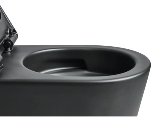 Detaljvy av en svart vägghängd toalett.