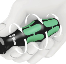 Wera logotyp på skruvmejselhandtag i hand med roterande pilar