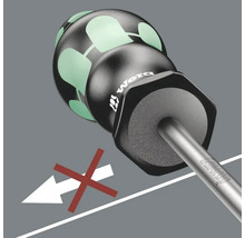 Närbild av en skruvmejsel med en speciell handtagsdesign och en illustration som indikerar att den inte ska användas för att hamra